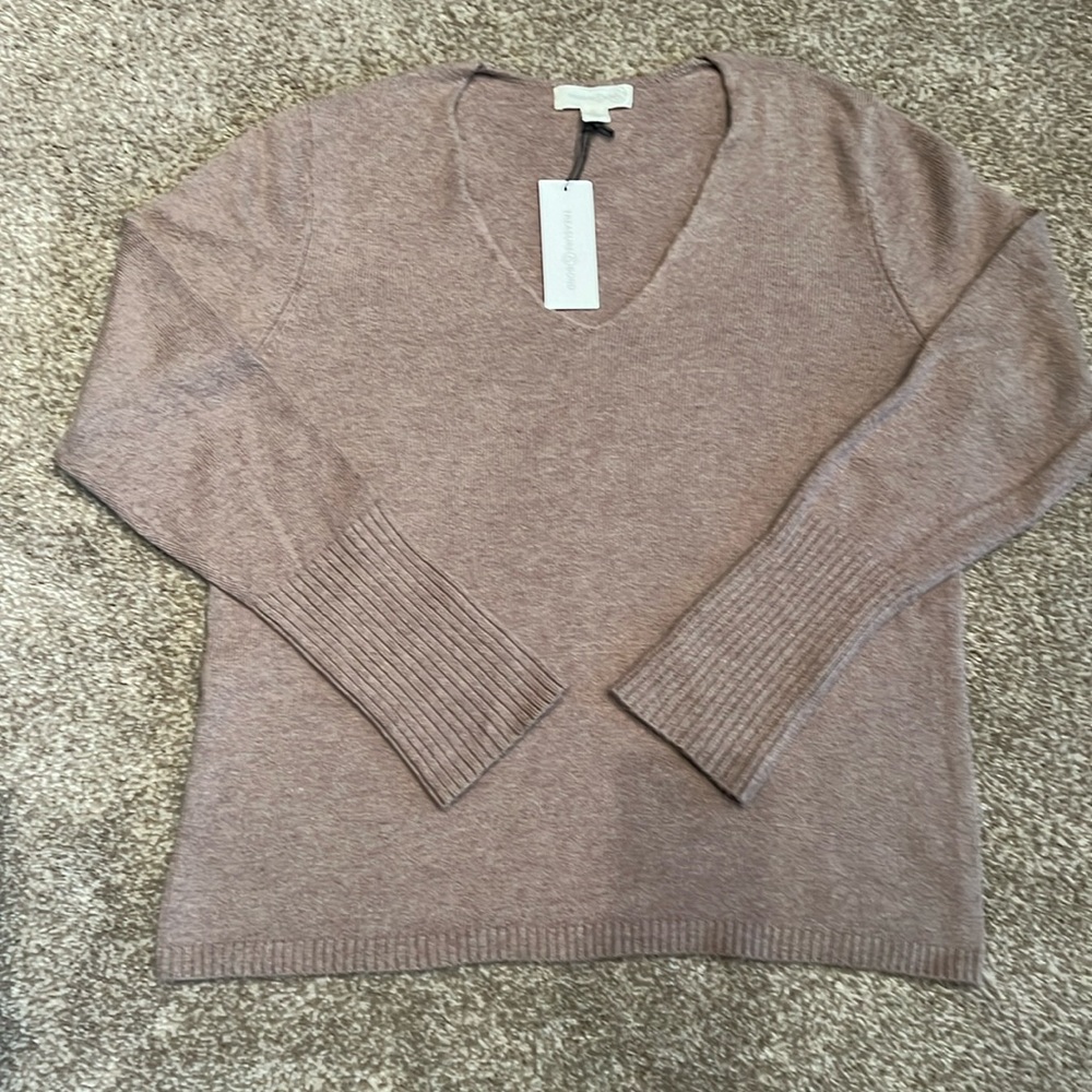 V-neck sweater that has never been worn